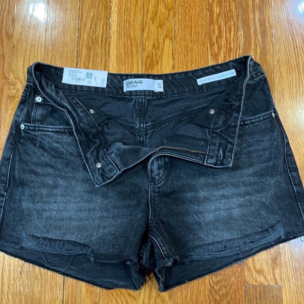 GARAGE BRAND NEW W/TAGS BLACK SZ.7/28 CLASSIC CUT-OFF SHORTS. PERFECT CONDITION